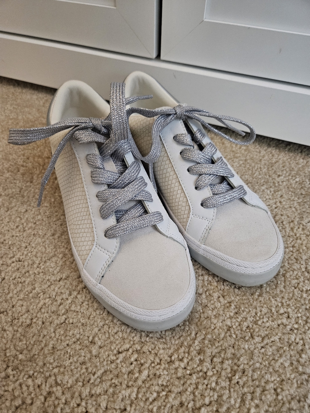 A New Day Cream/White Suede Casual Sneakers with Metallic Gray Laces Size 7.